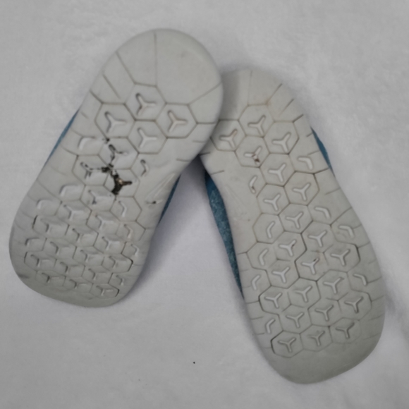 Girls size 1.5 Nike tennis shoes - Picture 2 of 4